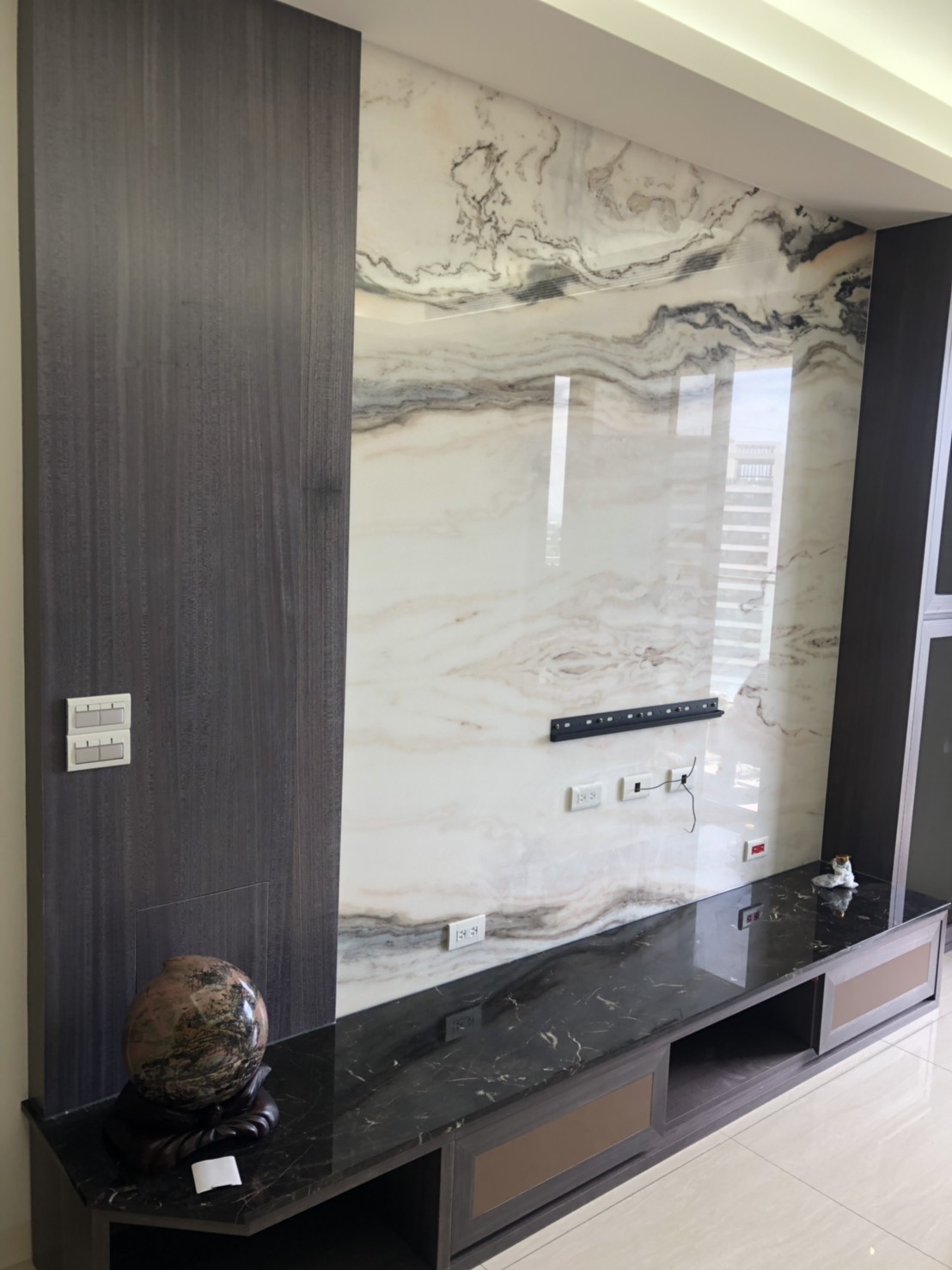 白玉龍紋-電視牆