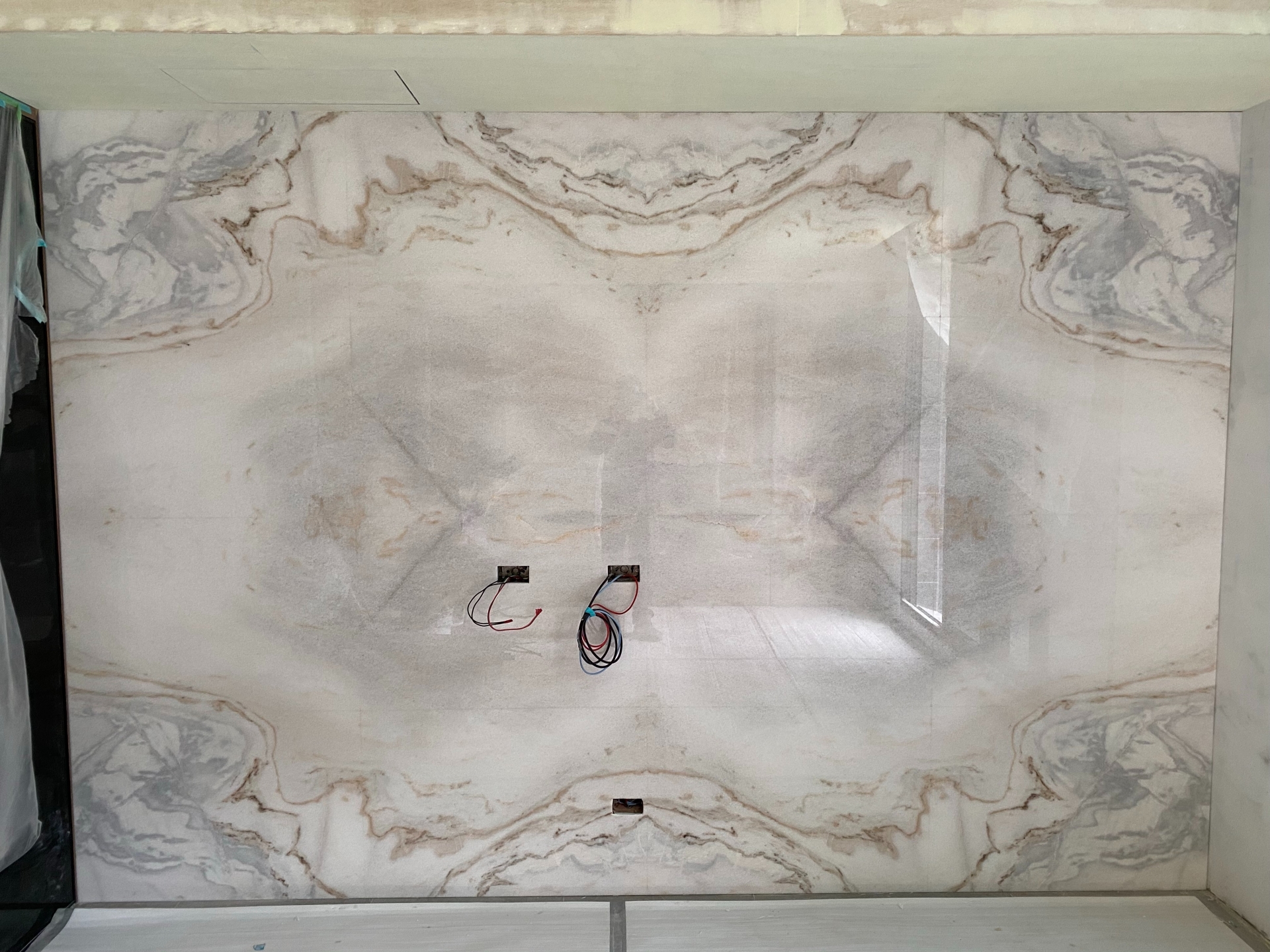 白玉龍紋-電視牆