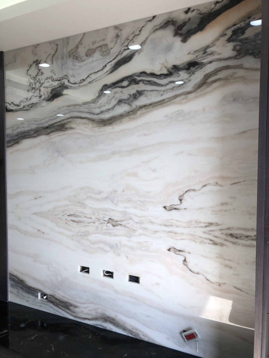 白玉龍紋-電視牆