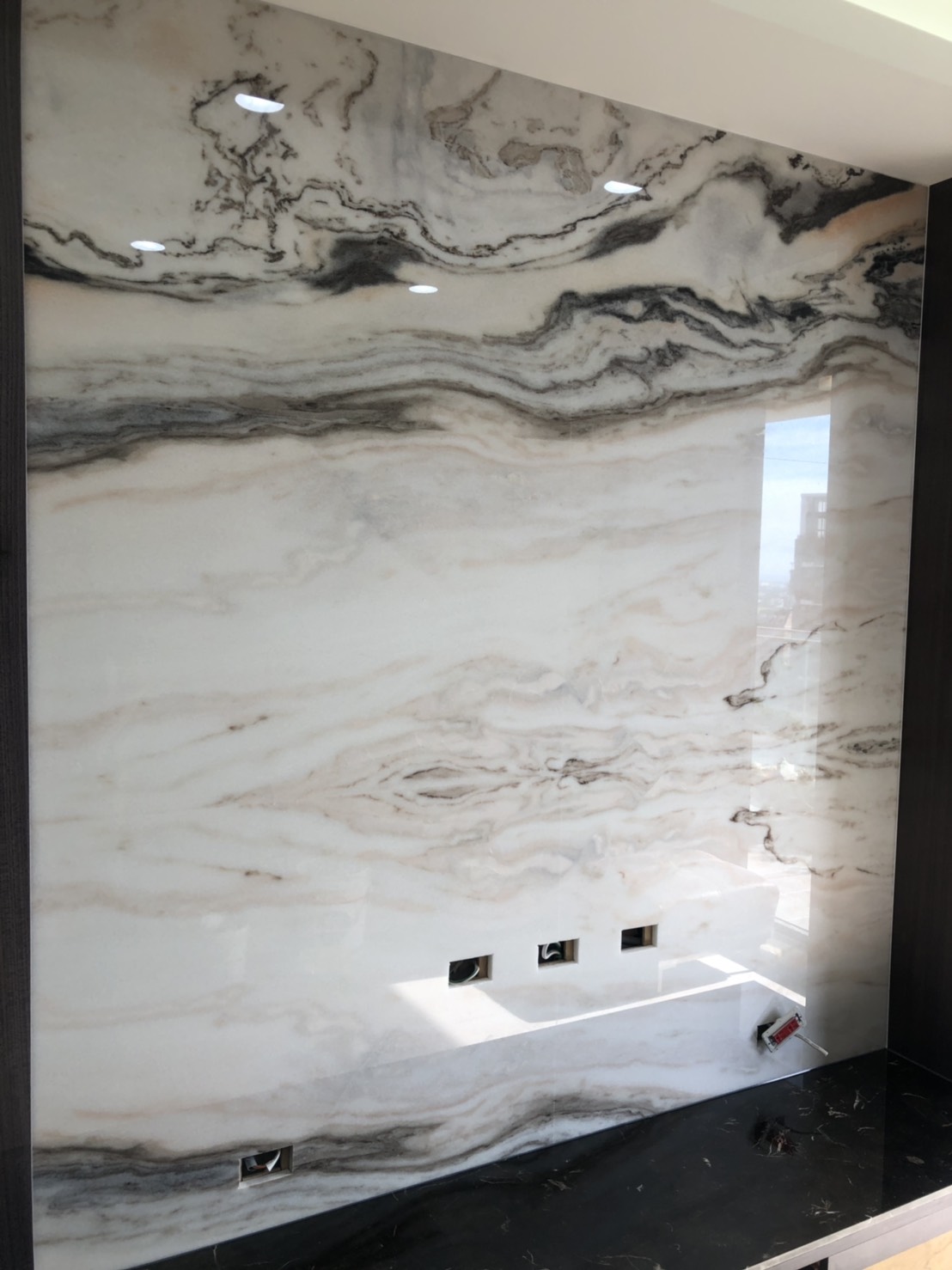 白玉龍紋-電視牆