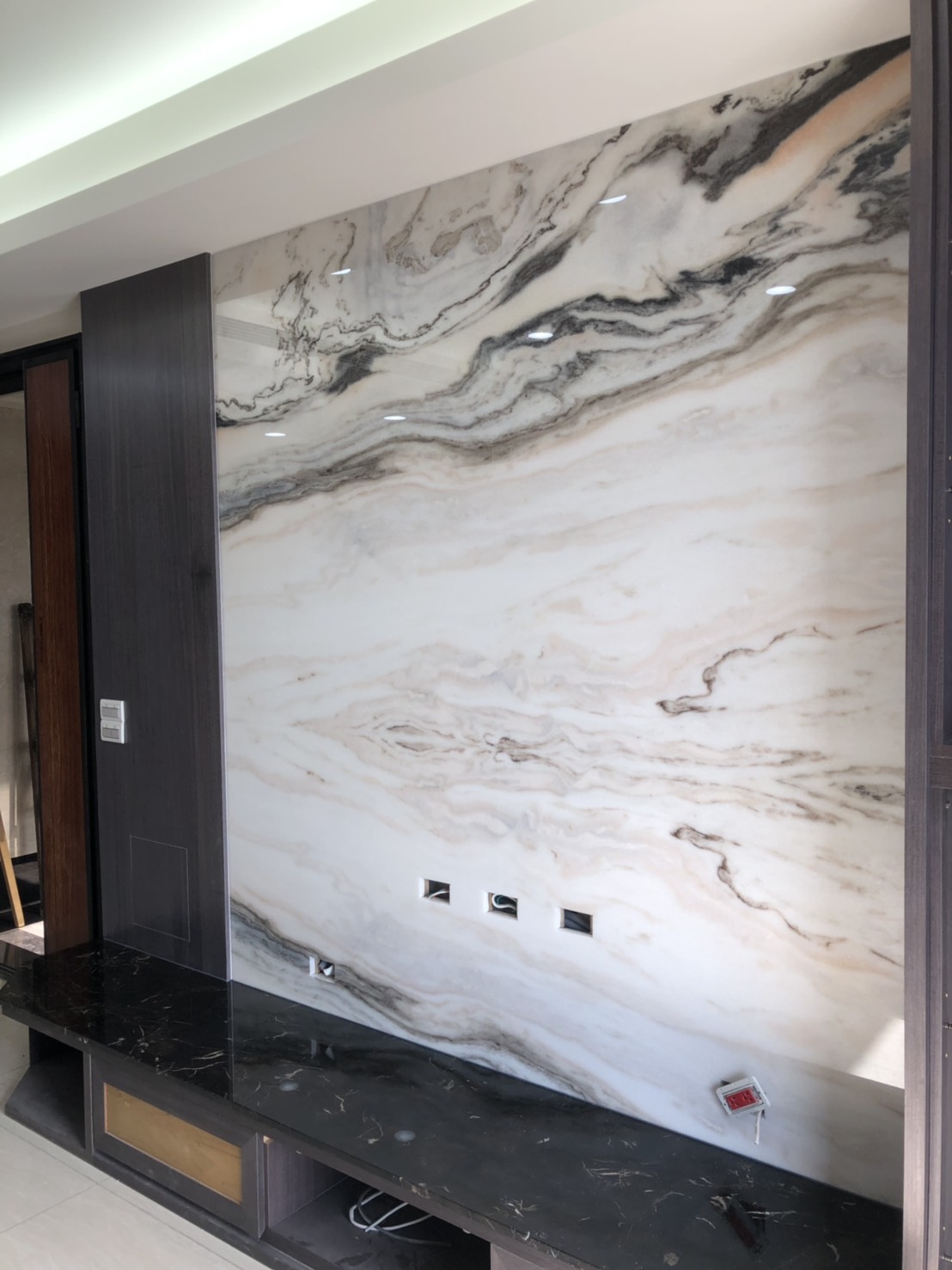 白玉龍紋-電視牆