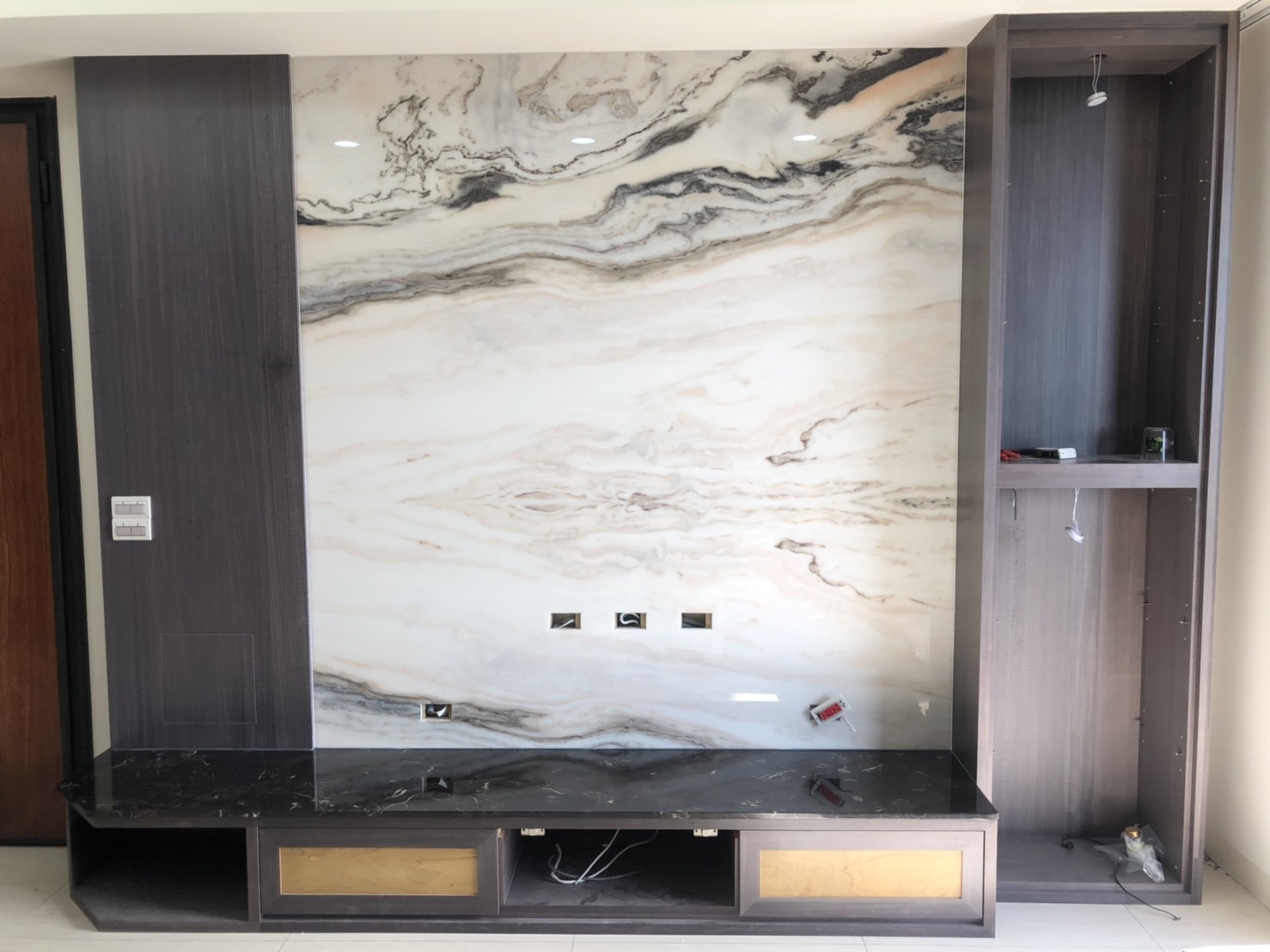 白玉龍紋-電視牆