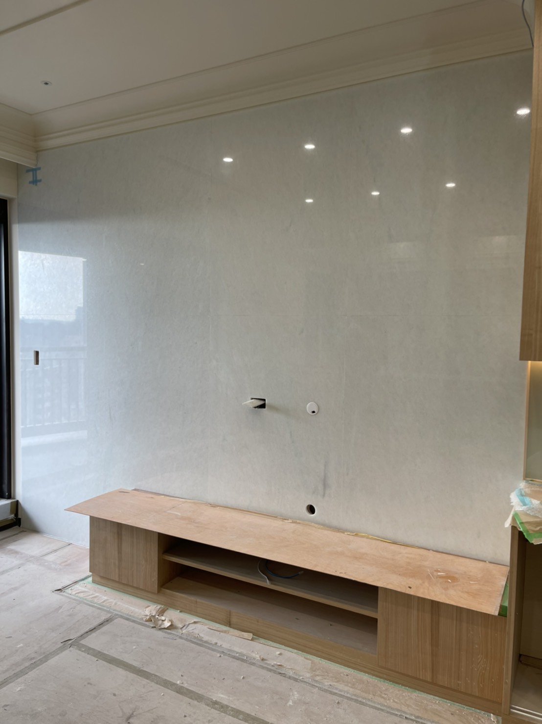 天山雪白-電視牆