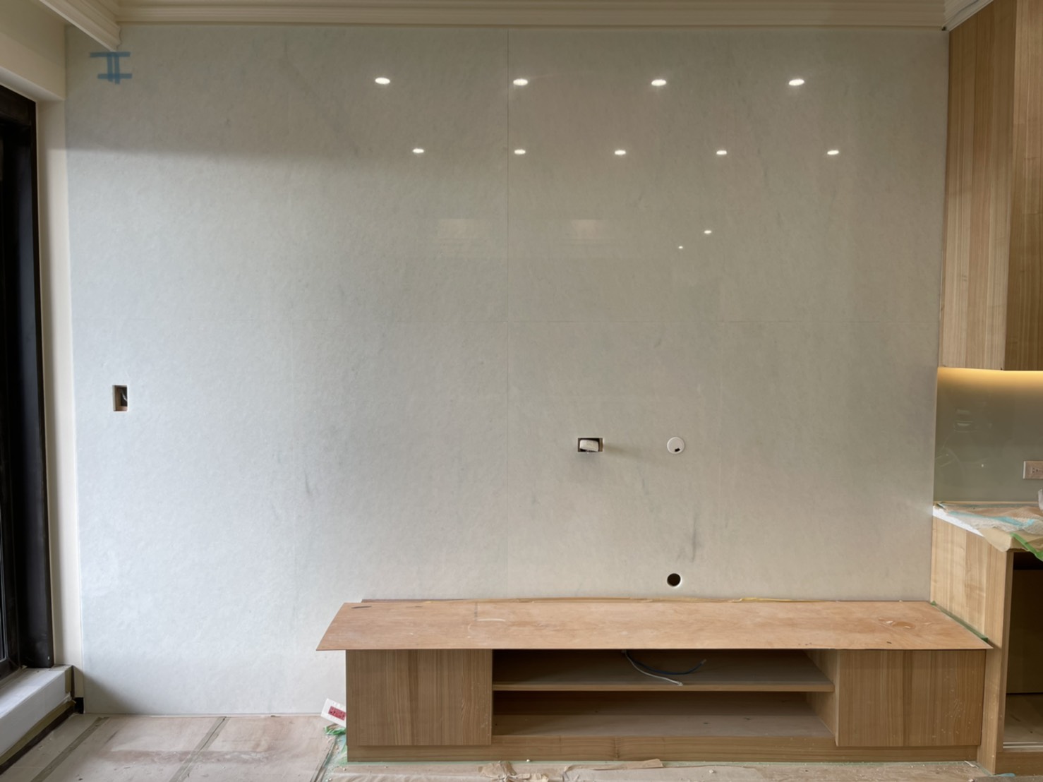 天山雪白-電視牆