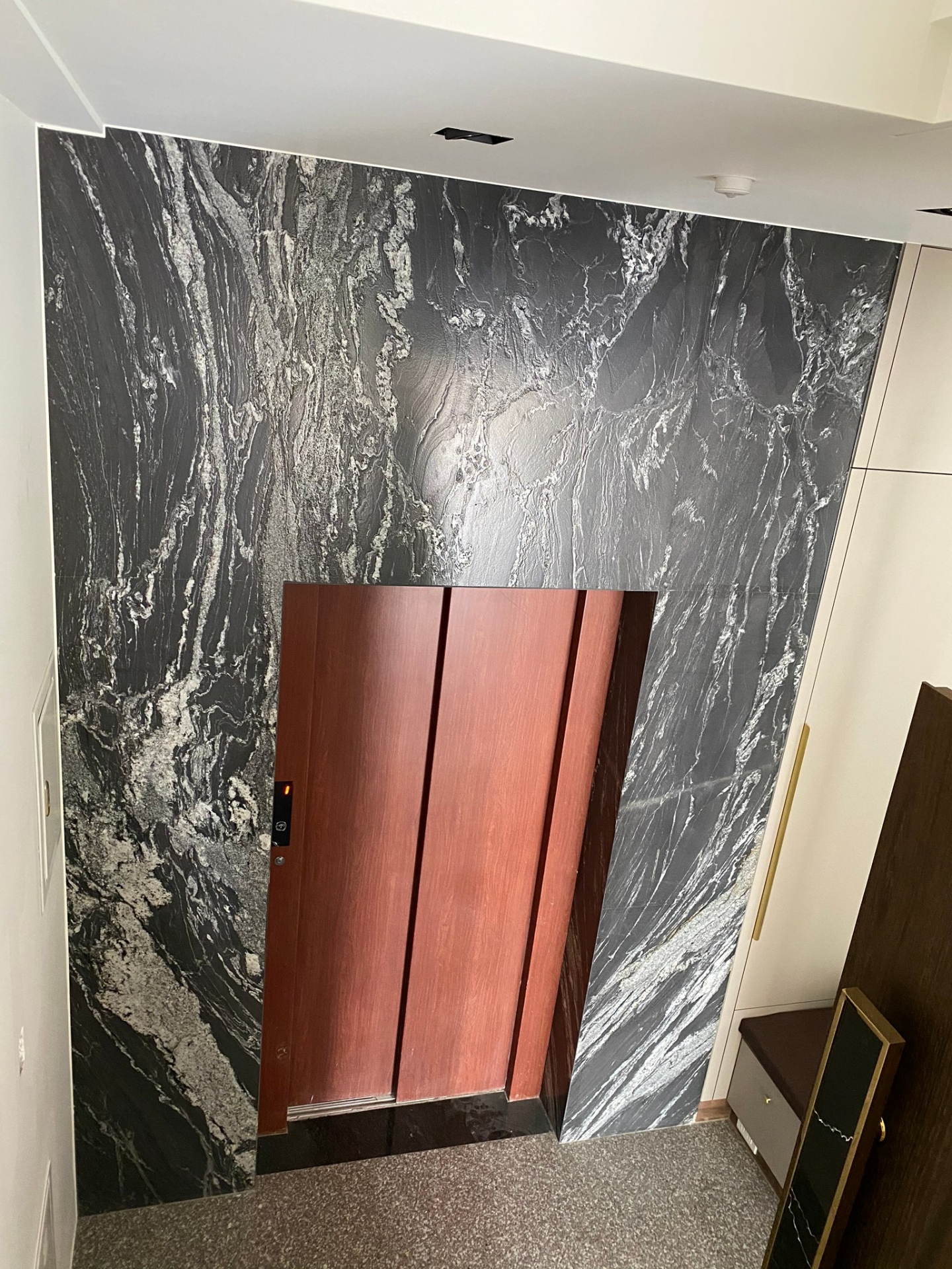 潑墨山水-電梯牆