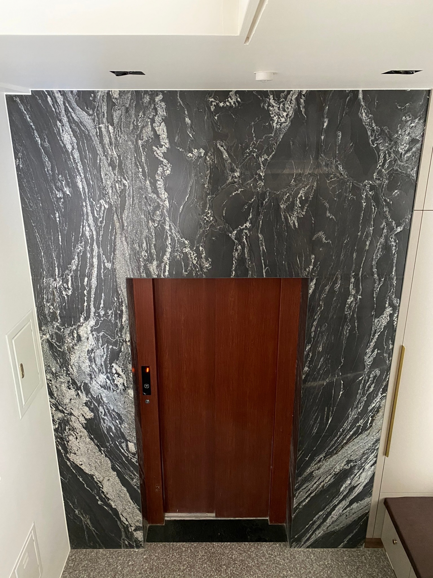 潑墨山水-電梯牆