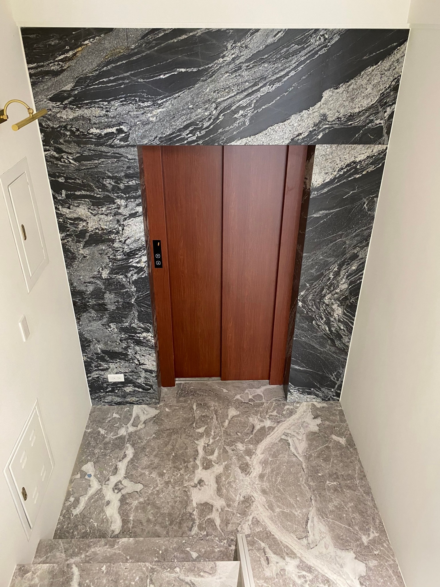 潑墨山水-電梯牆