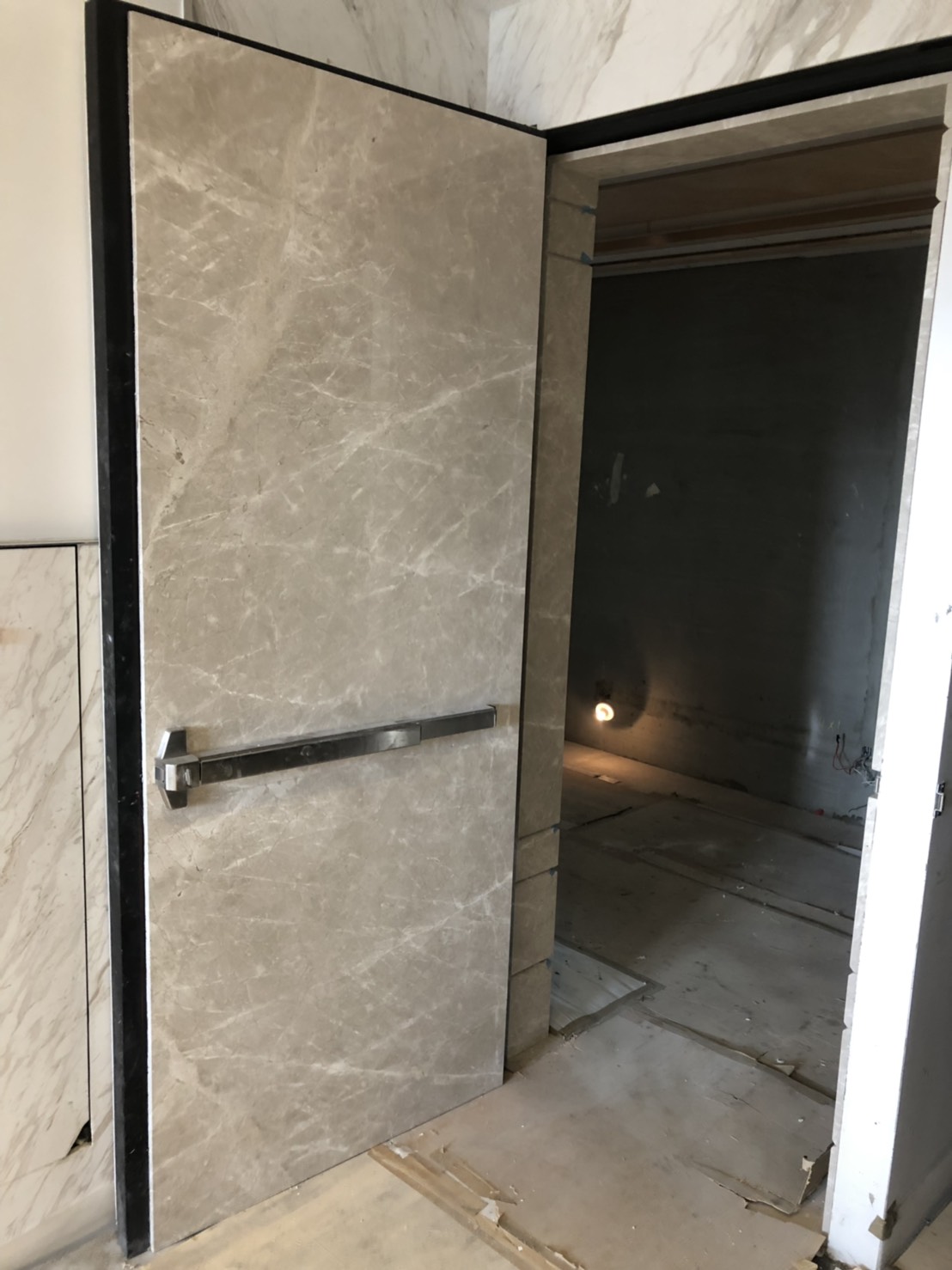 杜布尼克灰-電梯外牆面