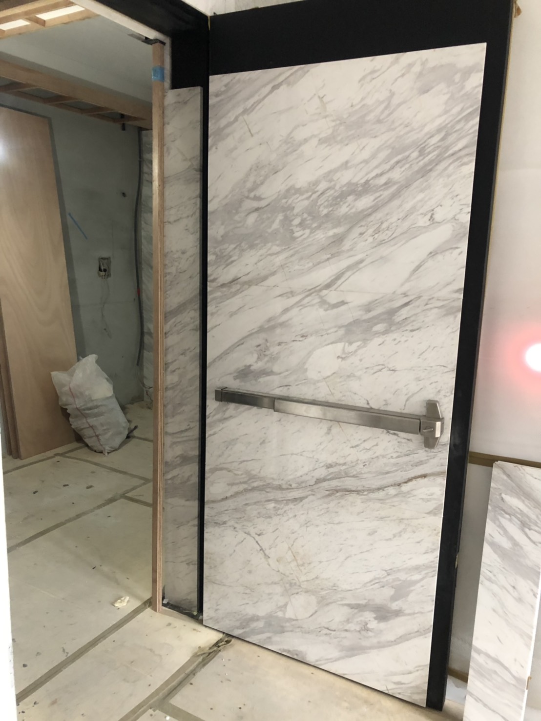 銀狐-電梯外牆面