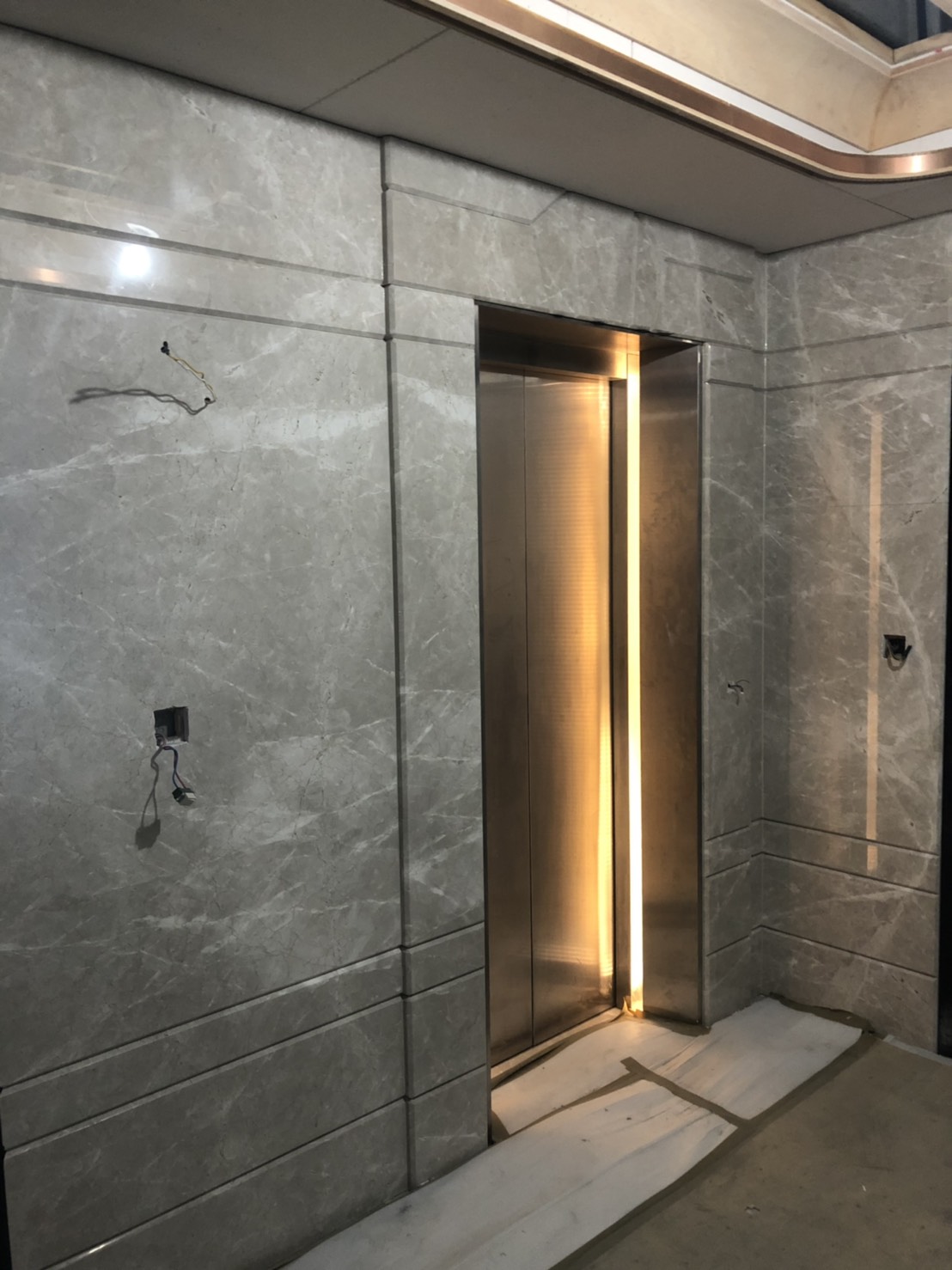 杜布尼克灰-電梯外牆面