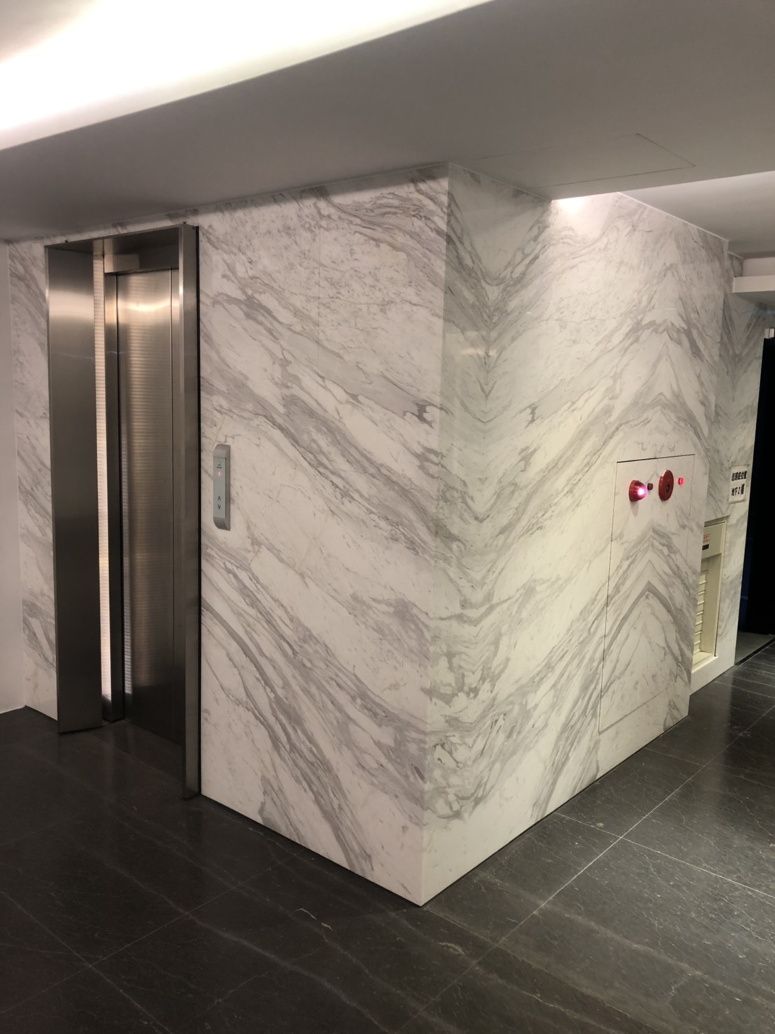 銀狐-電梯外牆面