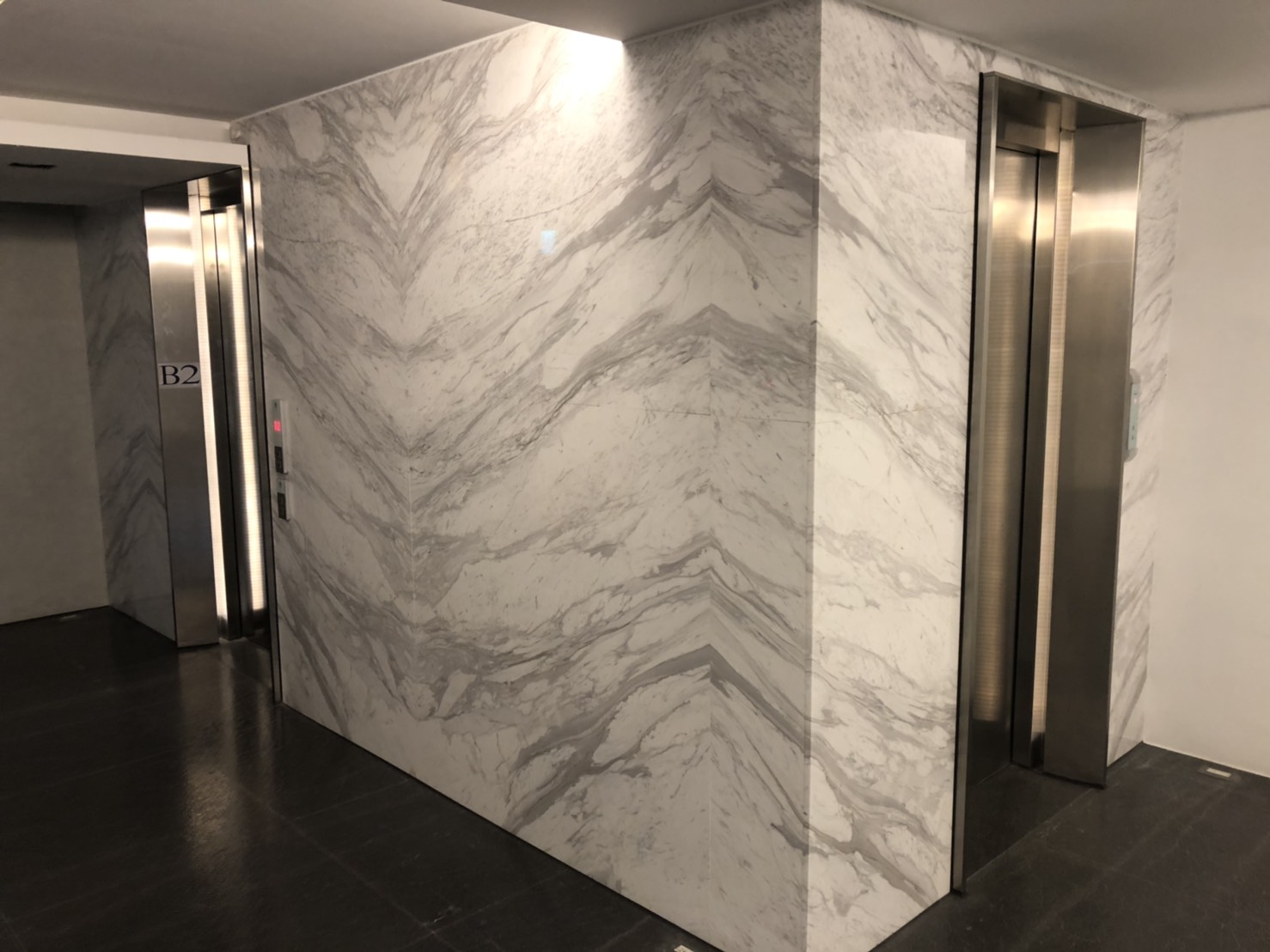 銀狐-電梯外牆面