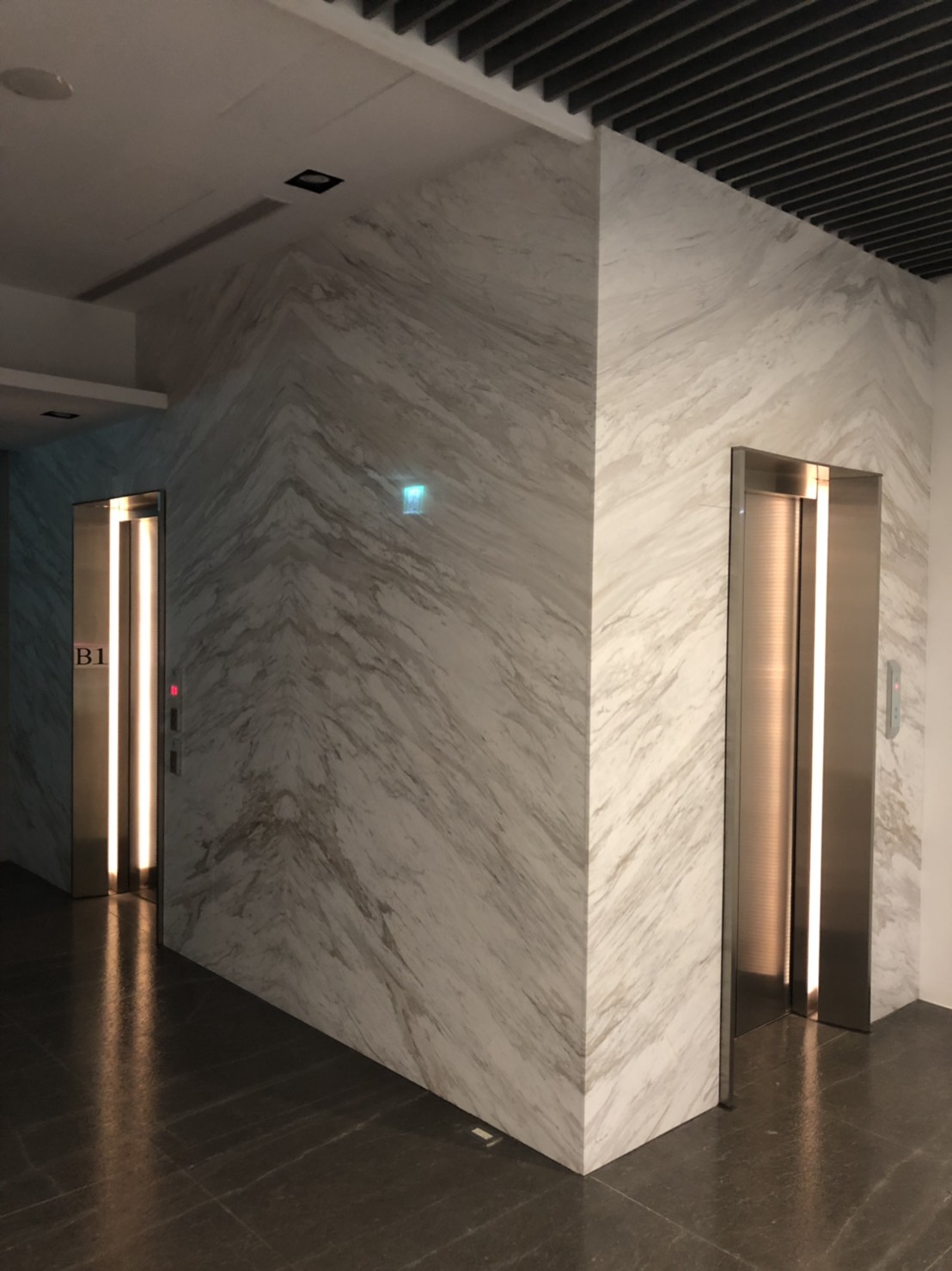 銀狐-電梯外牆面