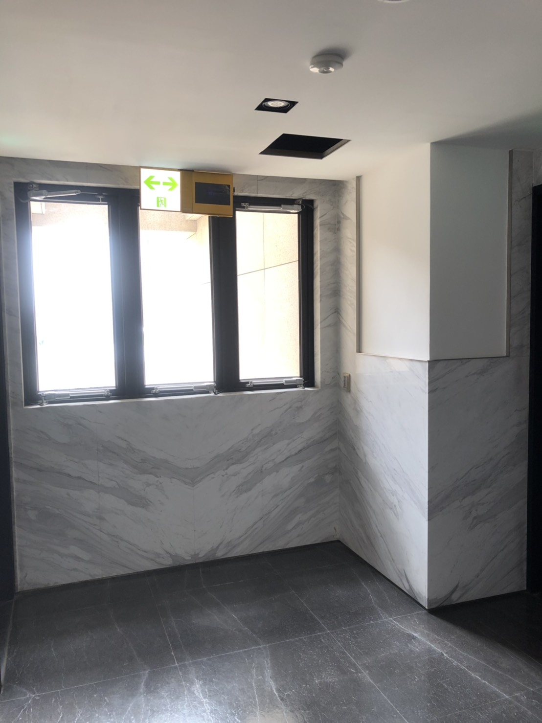 銀狐-電梯外牆面