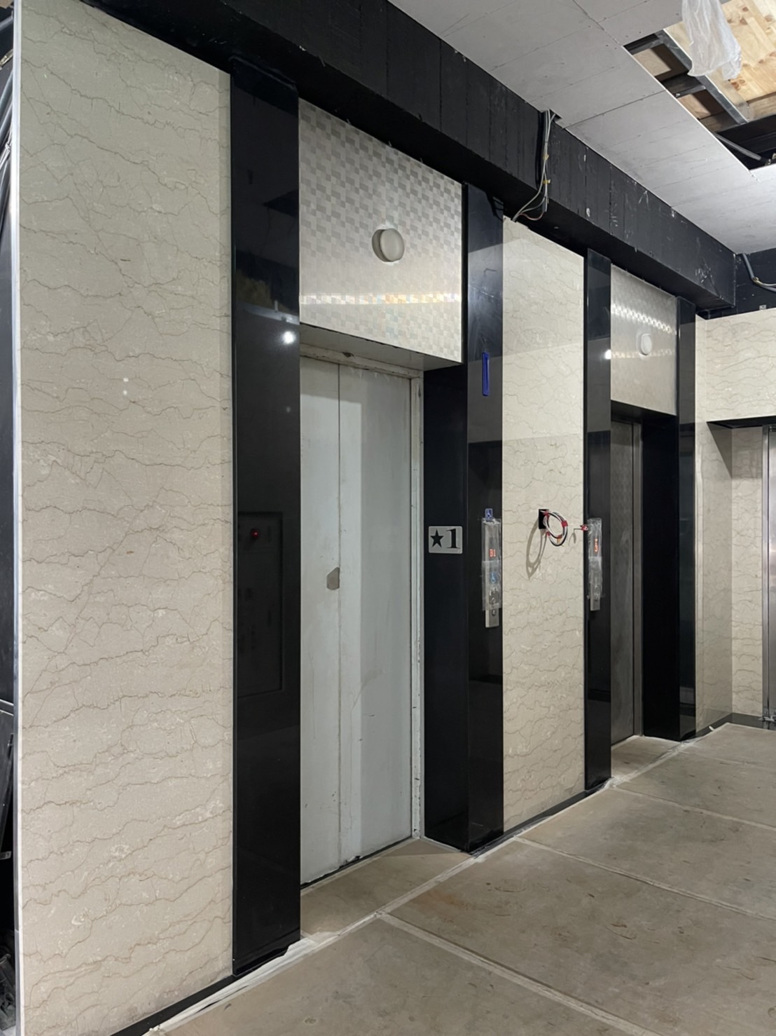 金色年華-電梯牆