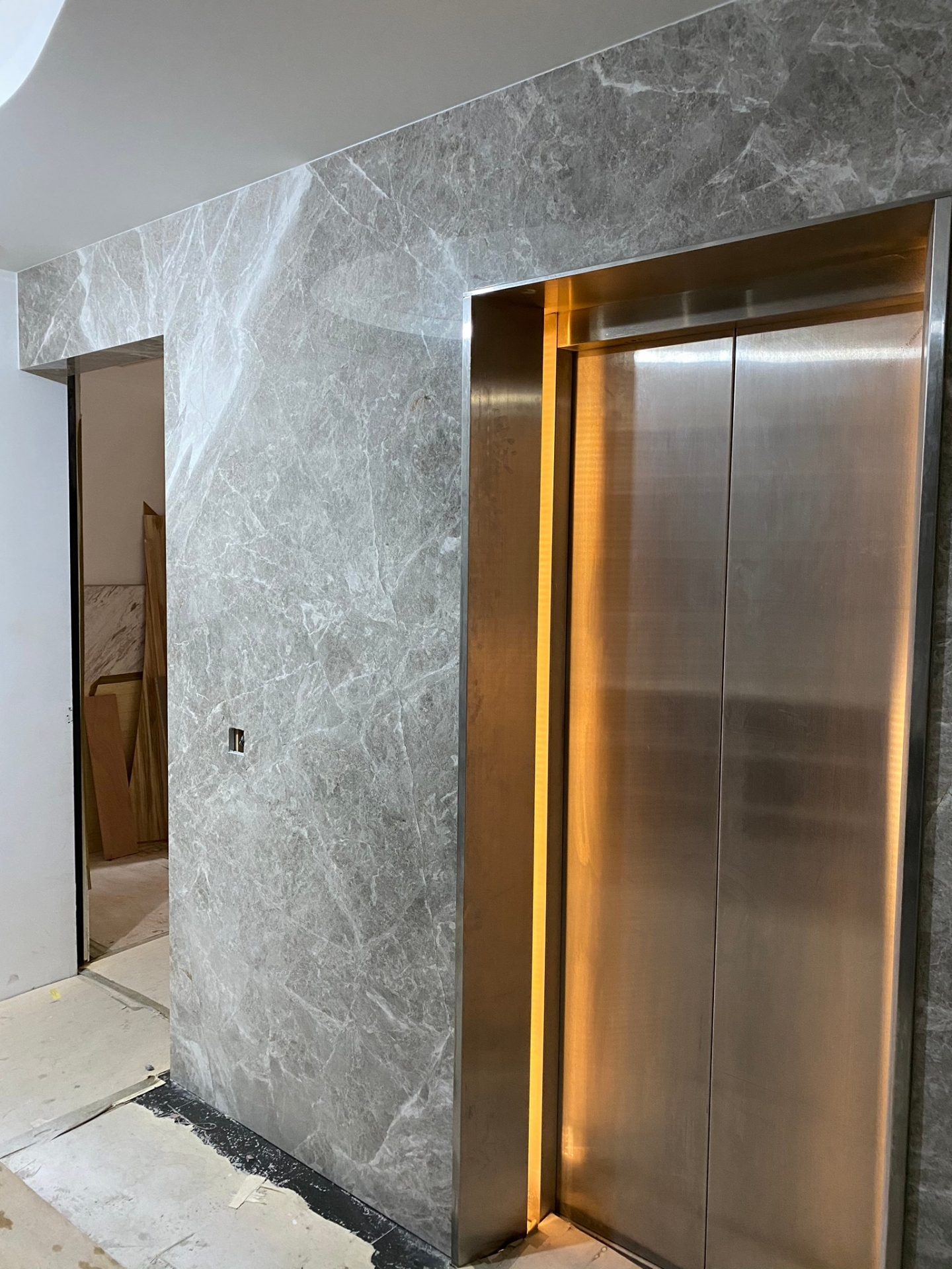 安格拉珍珠-牆面