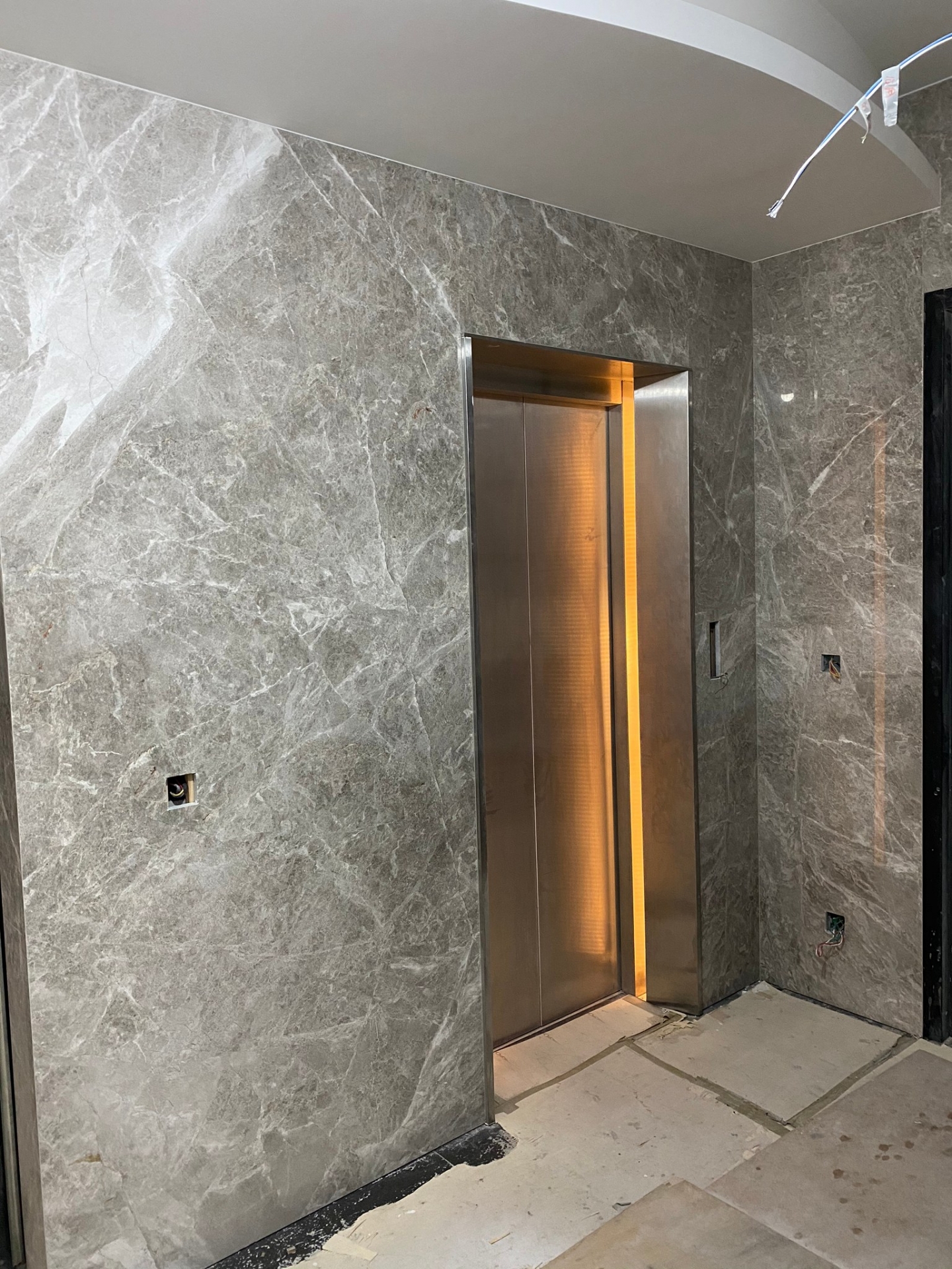 安格拉珍珠-牆面