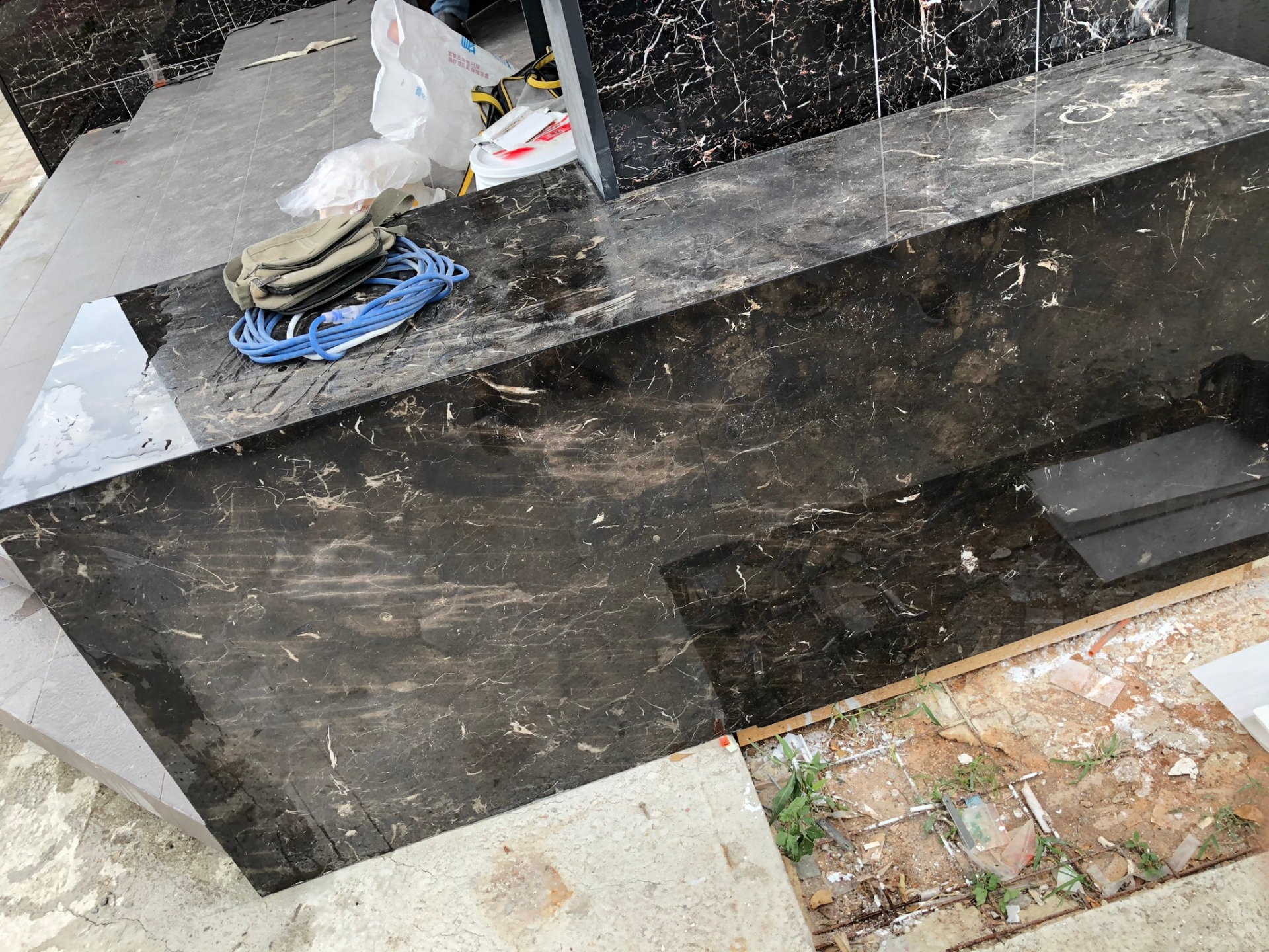 金鑲玉-樓梯旁檯面