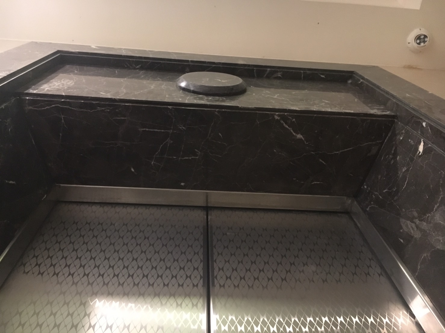 金鑲玉-電梯框倒吊板