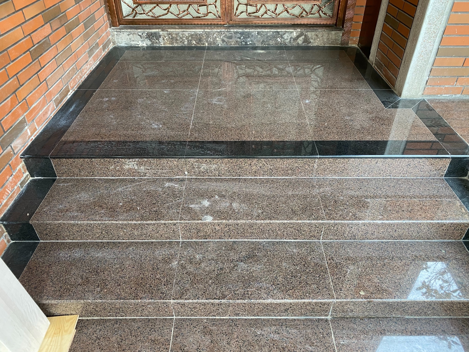 高絞紅+印度黑滾邊-樓梯