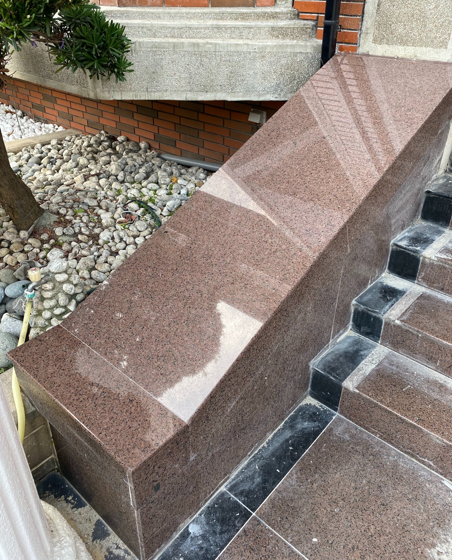 高絞紅+印度黑滾邊-樓梯